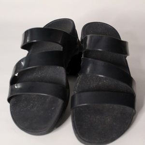 Black Fitflops - easy summer slip-on sandals